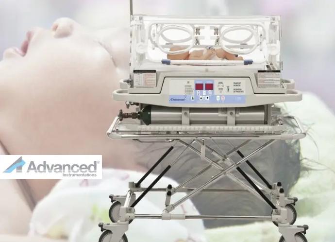 Incubadora Neonatal: La incubadora de bebes de transporte, servocontrol es diseñada para brindar un entorno seguro y estable durante el traslado de recién nacidos críticos.